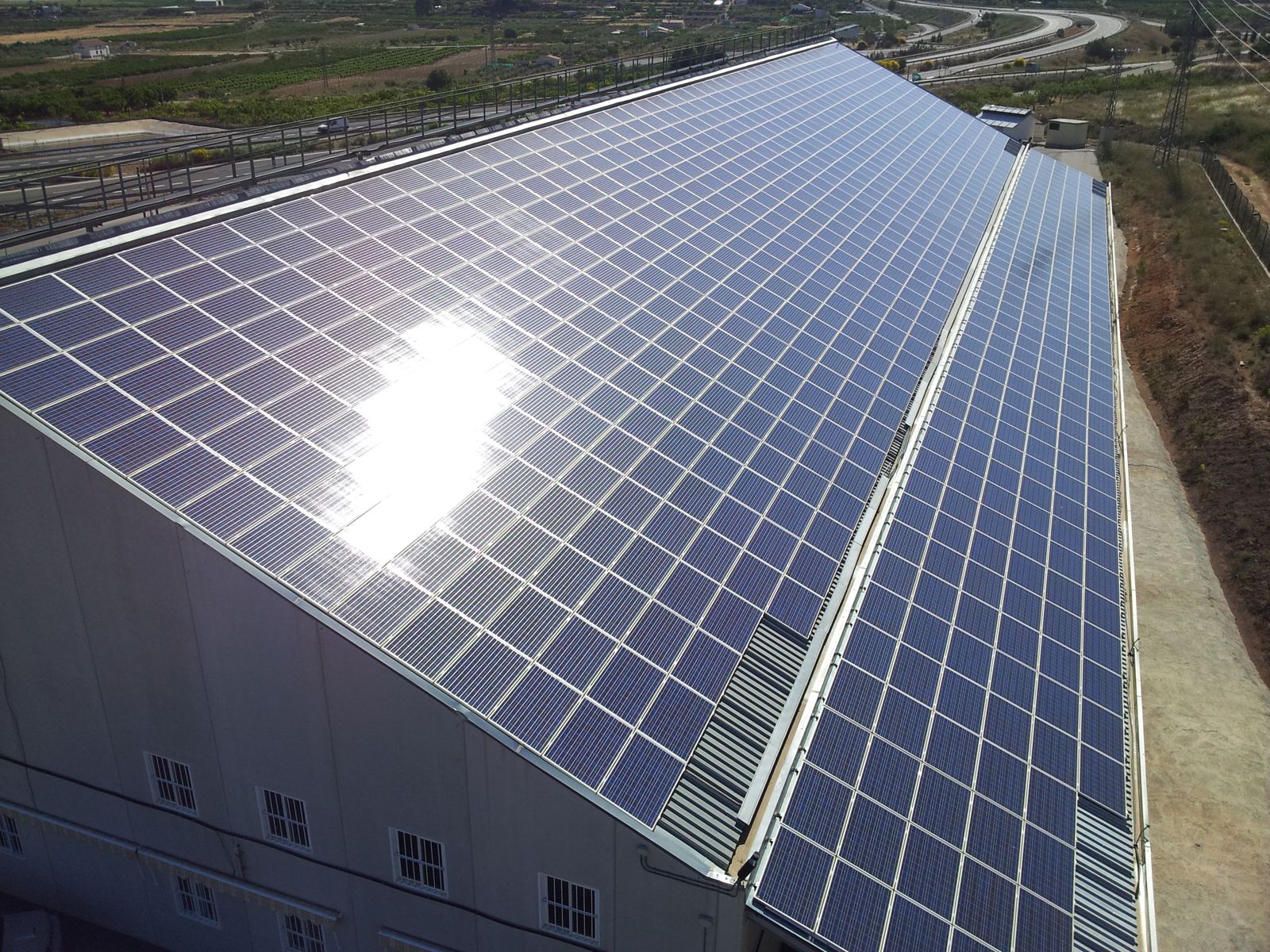 Instalación fotovoltaica de autoconsumo sobre la cubierta de una nave industrial