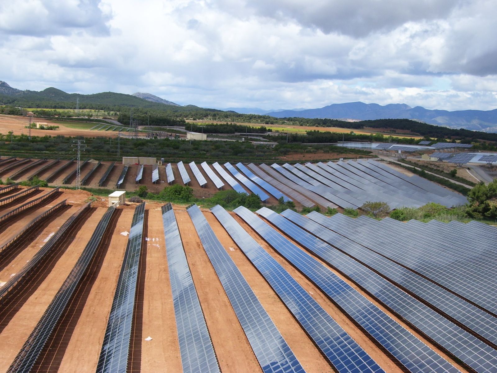 Hileras de módulos fotovoltaicos de la planta de Bullas con la sierra al fondo