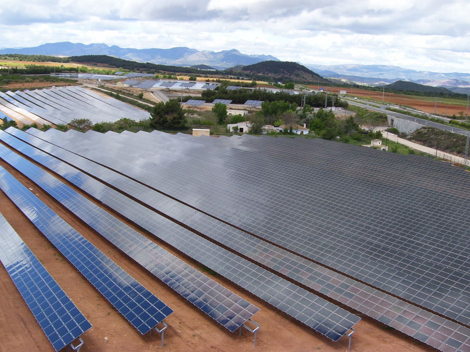 Vista general de la planta solar desde la parte alta del terreno